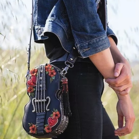 Mary Frances Heart String Leather guitar beaded Bag. Rare Luxury bag - Picture 6 of 7